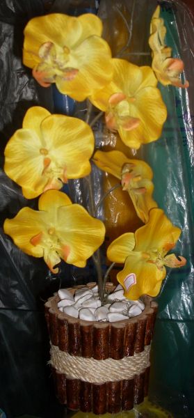 Flores Amarelas em Vaso Rústico